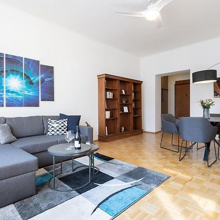 Bright And Spacious Attic Apartment Prag Exteriör bild